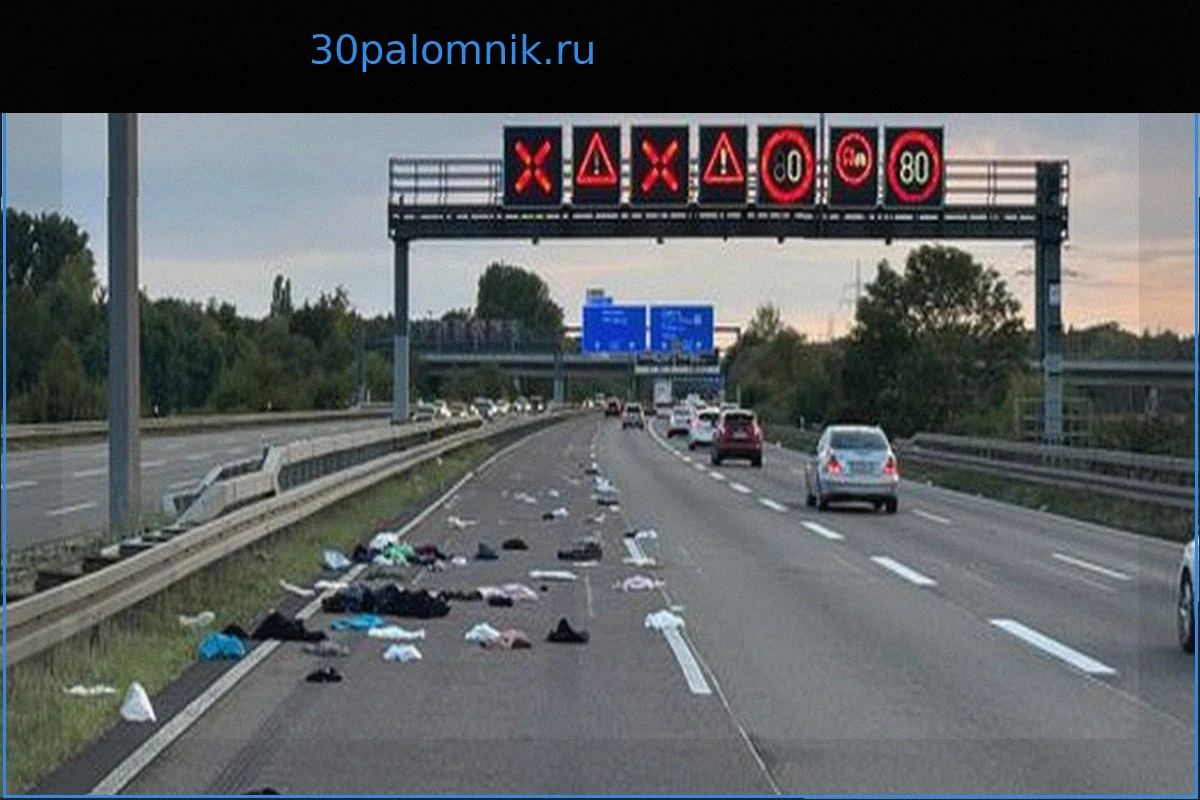 ДТП на автобане A8 в Баварии: Четыре машины столкнулись из-за открывшегося бокса на крыше