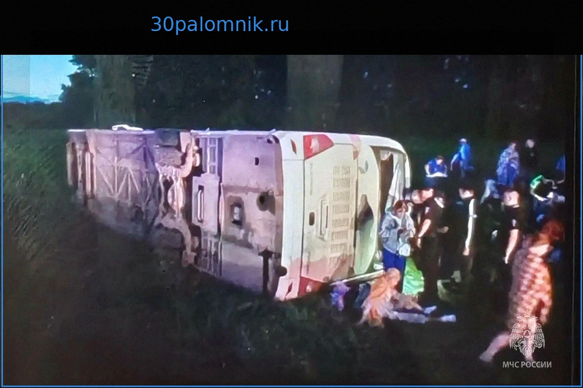 Междугородний автобус с 46 пассажирами съехал в кювет и перевернулся в Татарстане: 15 пострадавших